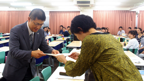 修了証を受け取る代表者