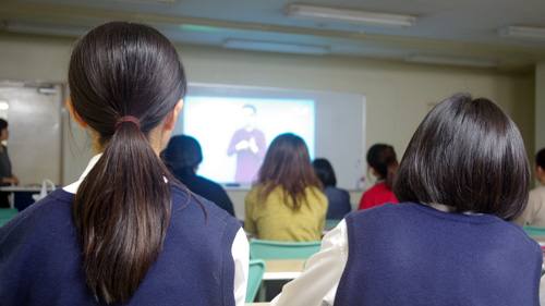 先輩の授業を見学!