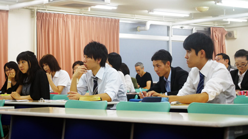 講義に集中する学生たち
