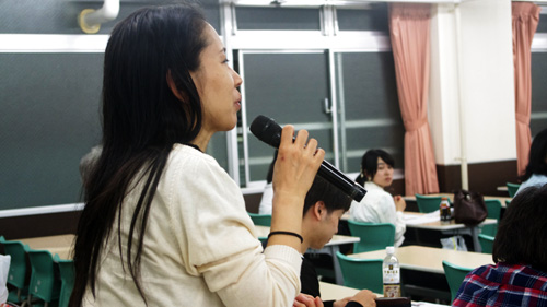 質問する学生