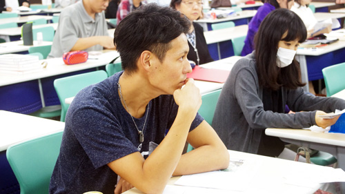 熱心に講義を聴く学生