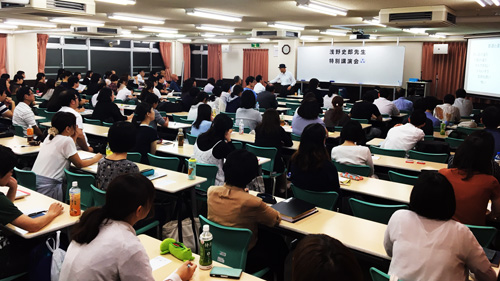 満席の会場
