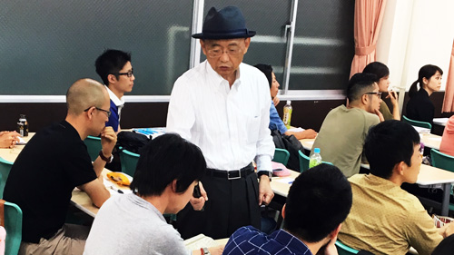 学生に質問する浅野先生