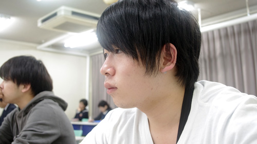 講義に集中する学生