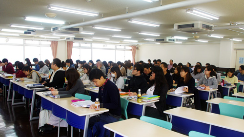 教室は介護福祉学科1年生でいっぱいです!