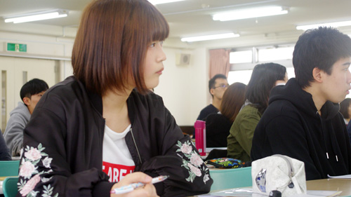 ノートをとりながら授業に集中しています!