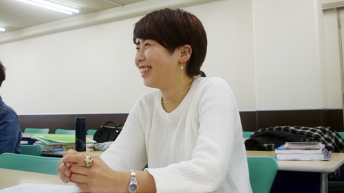 先生の話はユーモアたっぷり!!終始笑顔の学生♪