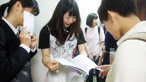 どこに行こう?開場を前に話し合う学生