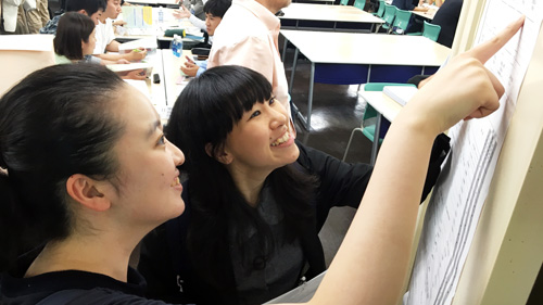 次はここに行こう!と参加企業・施設一覧を見ている学生