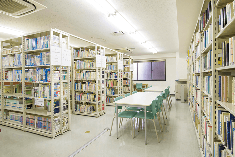 図書室（本校舎）