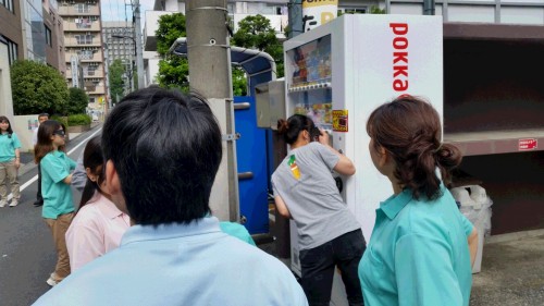 自動販売機もほとんど見えない…