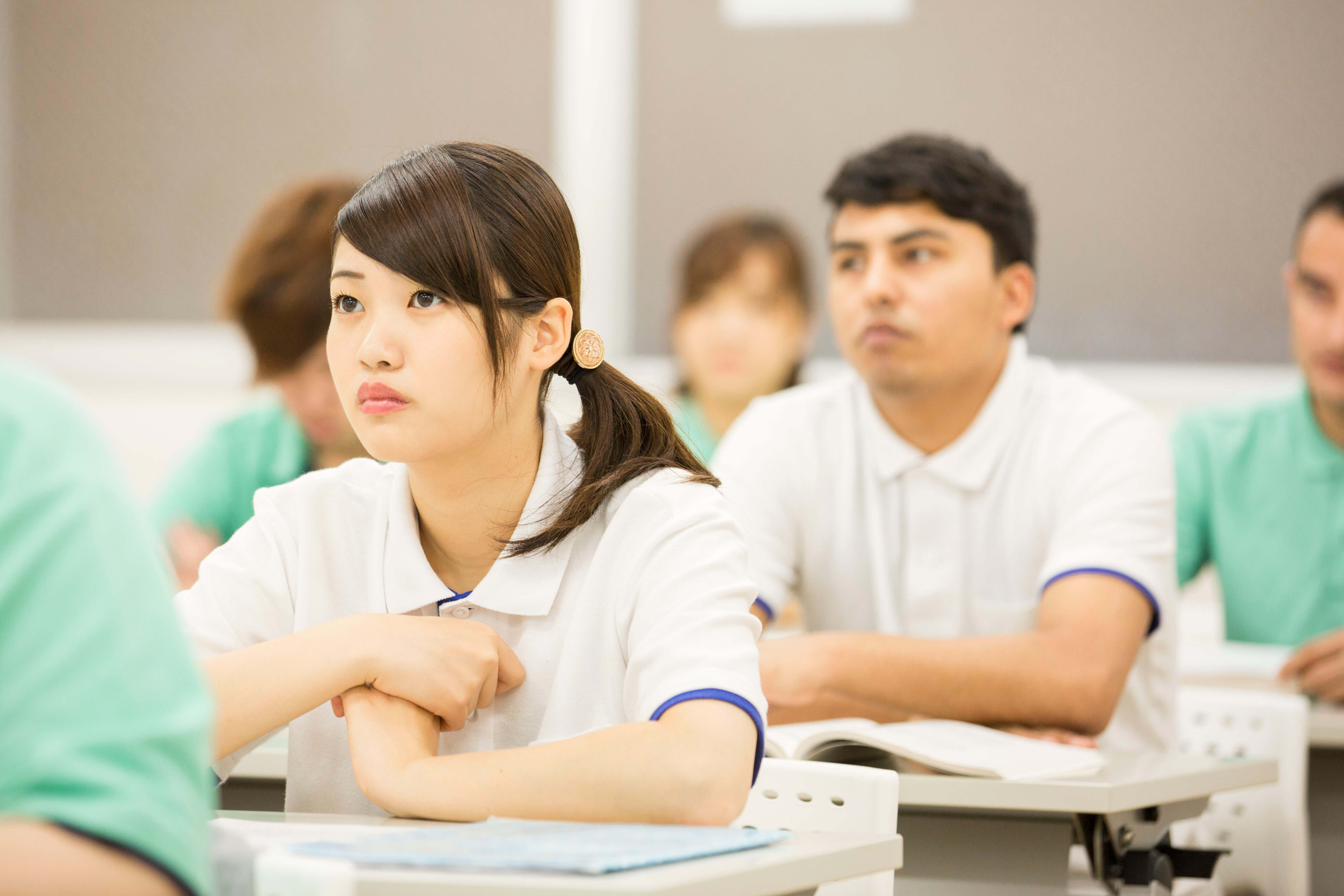 介護福祉士になるには？学校などの資格取得ルートを解説のサムネイル画像