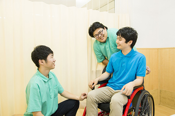 男性の介護福祉士って少ない？のサムネイル画像